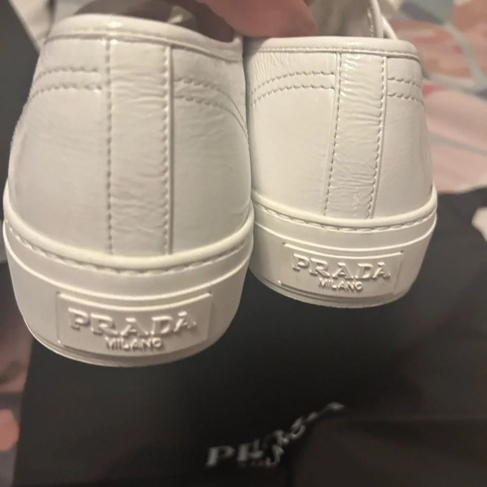 AUTHENTIC PRADA logo tennis shoes. - Picture 4 of 16